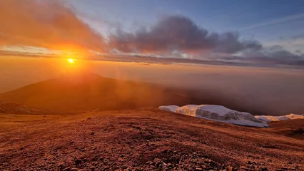 Foto auf Acrylglas Kilimandscharo Sonnenaufgang mit wunderschönem Morgenrot am Gipfel des Kilimanjaros mit Gletscherresten