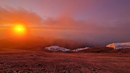 Sonnenaufgang mit wunderschönem Morgenrot am Gipfel des Kilimanjaros mit Gletscherresten