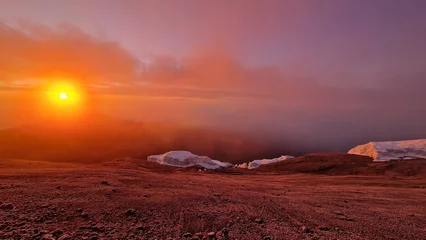 Möbelaufkleber Kilimandscharo Sonnenaufgang mit wunderschönem Morgenrot am Gipfel des Kilimanjaros mit Gletscherresten