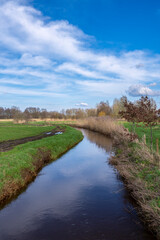 ein Wassergraben zieht sich durch die Landschaft 