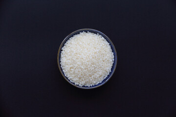 검은 바탕에 흰 쌀