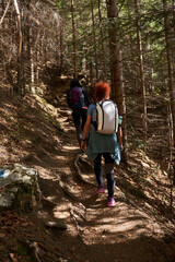 Obraz premium Women hikers with backpacks in the mountains