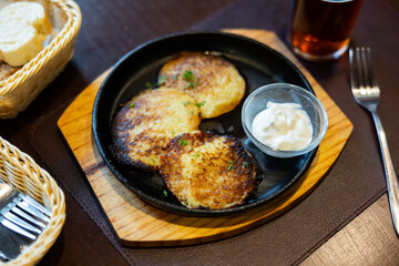 Fried grated potato pancakes served with sour cream and dill. Belarusian cuisine