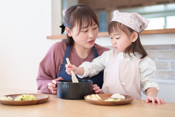 ご飯を盛り付ける親子　女の子とお母さん - 781652786