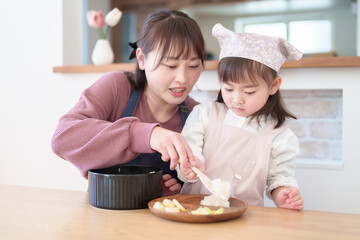 ご飯を盛り付ける親子　女の子とお母さん - 781652792