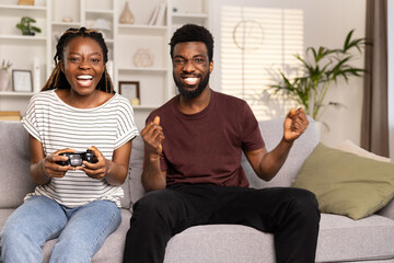 Couple Enjoying Video Games On Couch At Home, Lifestyle And Entertainment Concept, Leisure Time, Happy, Together, Fun - obrazy, fototapety, plakaty