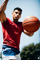 Naklejka premium Upper body shot of an Latino athlete holding a basketball, ready to take a shot, showcasing skill and concentration. AI generated.