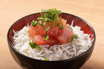 まぐろしらす丼　（静岡県産　きはだまぐろ）