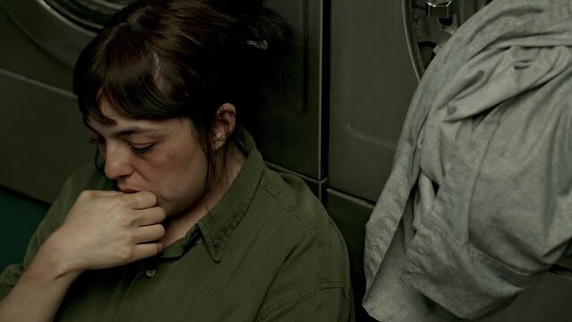 Desesperanza latente: Mujer solitaria en la lavander&iacute;a.