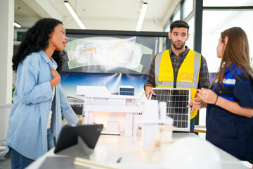 Obraz premium Architect and engineers wearing safety vests while analyzing solar power solutions over architectural plans.