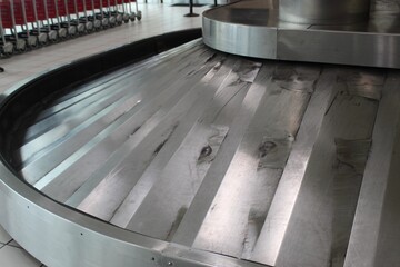 curve of a luggage conveyor belt in an airport