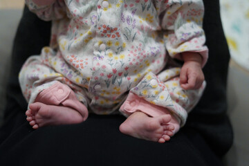小さな赤ちゃんの手足 / Little baby limbs - obrazy, fototapety, plakaty