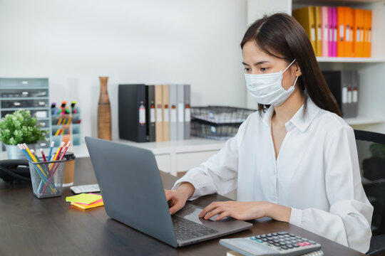 Asian businesswoman working at laptop in the office.