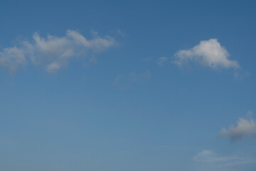 Cielo azul con nubes fondo