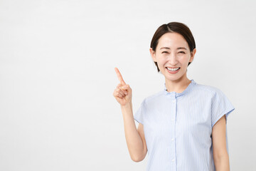 半袖ブラウスの若い女性