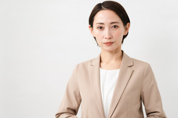 ビジネススーツを着た若い女性　ビジネスイメージ