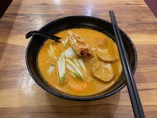 マレーシア名物の辛いラクサ
