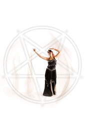 Eine Frau im dunklen Kleid tanzt im Pentagramm
