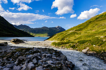 Wasser fließt in den Silvretta-Stausee