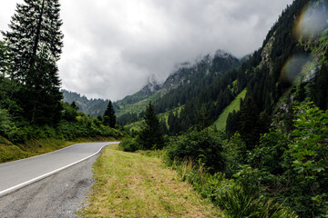 Fototapeta na wymiar Regenstraße in den Alpen