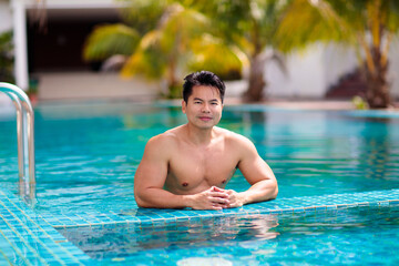 Young athlete man in swimming pool. Swim exercise. - 781827593