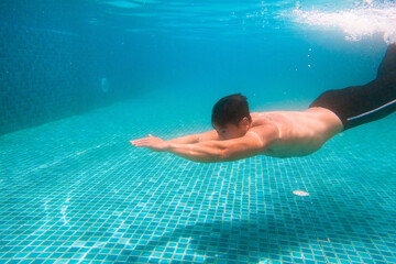 Young athlete man in swimming pool. Swim exercise. - 781834115