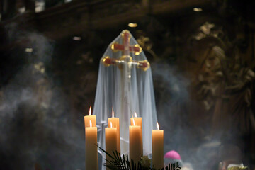Kościół katolicki krzyż ze świecami na ołtarzu.  - obrazy, fototapety, plakaty