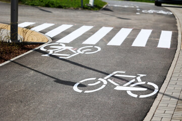 Droga dla rowerów asfaltowa w mieście.  - obrazy, fototapety, plakaty