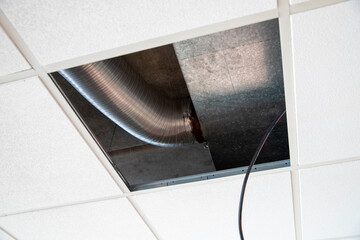 Installation au plafond de câble électrique pour alimenter des luminaires
