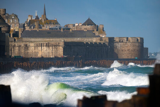 la cite de saint malo en Bretagne pendant une grande maree