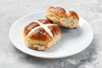 Obraz na płótnie Canvas Tasty hot cross buns on gray textured table, closeup