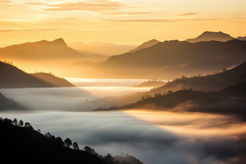 Obraz premium Golden Sunrise and Misty Mountain Landscape