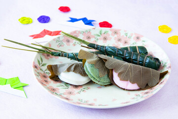 子供の日の美味しい和菓子　”柏餅”と”ちまき”と”折り紙の兜”と水引