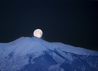 Nuit de pleine lune sur Canigou enneigé