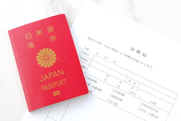 有給休暇をとって海外旅行に出発するため、勤め先の会社に休暇届を提出する
