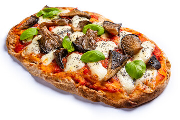 Deliziosa pinsa romana condita con sugo, mozzarella e funghi, isolata su fondo bianco, cibo italiano  - 781937765