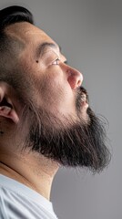 Obraz premium Side Profile of a Man with a Full Beard and Modern Haircut