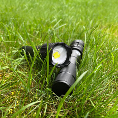 Latarki czarne LED w trawie na zewnątrz 