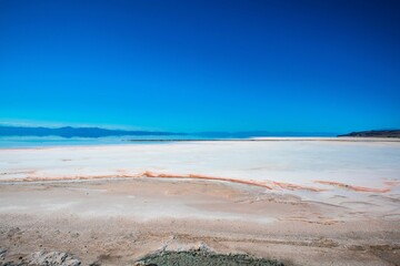 Scenic view of Lake Urmia in Iran under a cloudless blue sky on a sunny day - obrazy, fototapety, plakaty