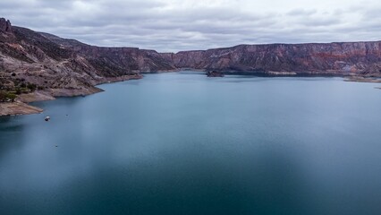 Naklejka premium Landscape of a dam on Embalse Valle Grande in Argentina with rocky mountains by turquoise water