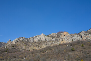 Fototapeta na wymiar Mountains in spring Crimea against a background of blue sky and bright sunlight