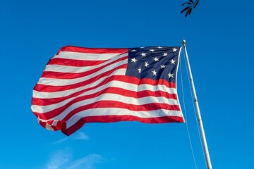 Fototapeta premium Low angle closeup shot of the flag of the United States of America on a sunny day