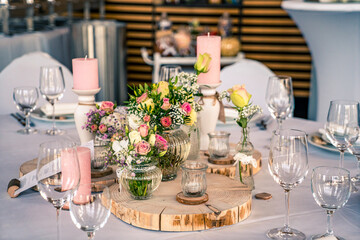 Magische Atmosphäre: Hochzeitsdeko im Restaurant Werft, Brandenburg - Ein Augenschmaus