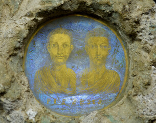 Obraz na płótnie Canvas Ancient Roman portrait. Gold glass