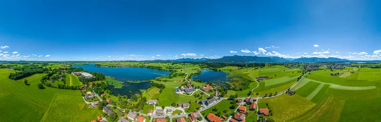 Foto op Plexiglas Idyllische Landschaft am Riegsee nahe Murnau in Oberbayern im Sommer  © ARochau