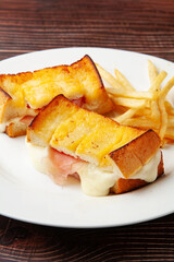 モッツァレラチーズと生ハムのホットサンド