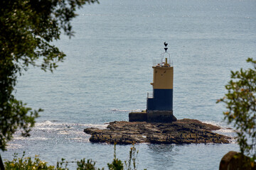 【羽豆岬】丘の上から見下ろす岬の灯台