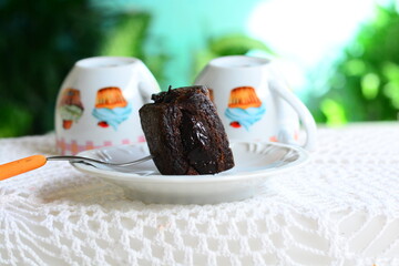 Brownie é uma sobremesa de chocolate típico da culinária dos Estados Unidos e pode considerar-se...