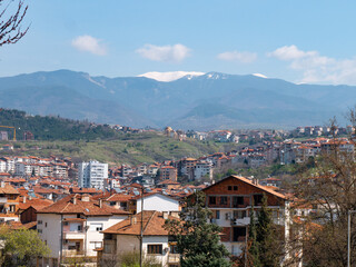 Fototapeta na wymiar Panorama of Sandanski, Bulgaria on a sunny afternoon with the Pirin Mountains in the backgroud