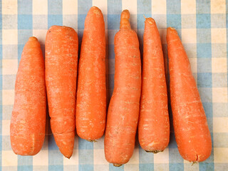 plusieurs carottes, vue du dessus, en gros plan.